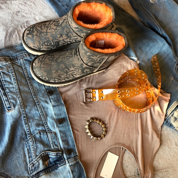 UGG Size 7 Mini Boot Graffiti UGG Orange/Tan/Brown - Picture 11 of 16